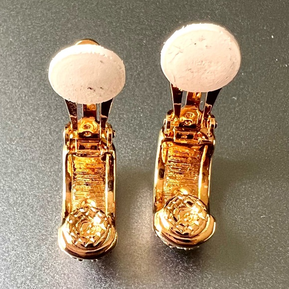Swarovski NWT Clip Earrings Pave’ Crystals on Gold Tone Setting - Picture 8 of 12